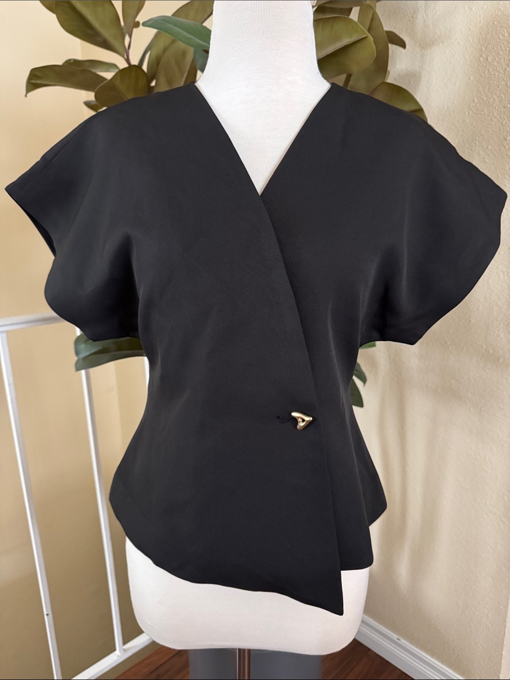 Commense Women's Black Wrap V Neckline Drama Cap-Sleeve Structured Top Size S